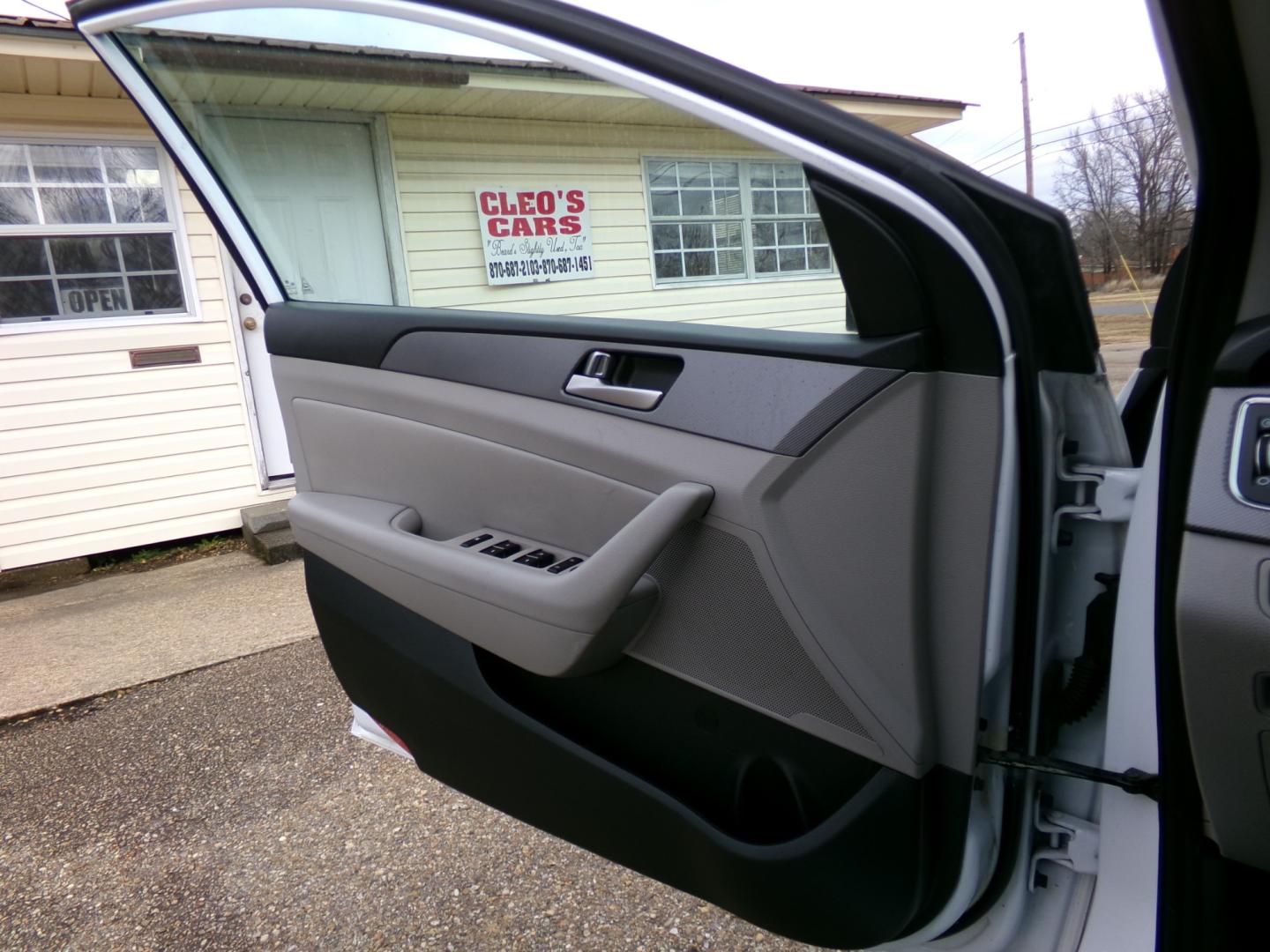 2015 White /Gray Hyundai Sonata ECO (5NPE24AF6FH) with an 1.6L L4 DOHC 16V engine, 7-Speed Automatic transmission, located at 401 First NE, Bearden, AR, 71720, (870) 687-3414, 33.726528, -92.611519 - Photo#6